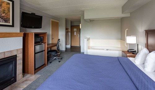 Room, 1 King Bed, Pool Access (Whirlpool)