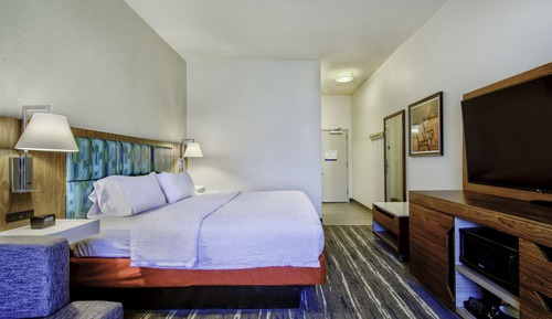 One King Bed, Non-Smoking (Study)