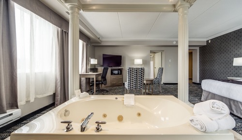 Luxury King Suite with Jetted Tub