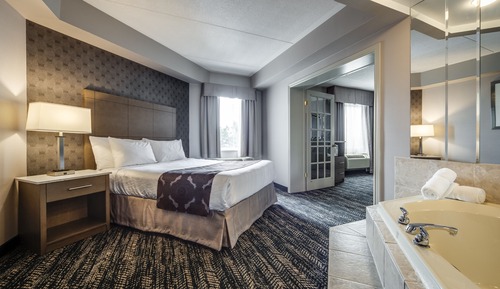 Deluxe Queen Suite with Jetted Tub-Separate Living Room