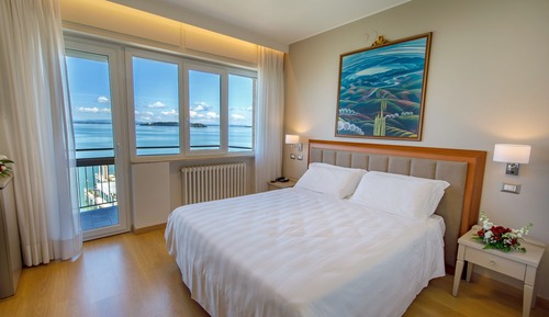 Deluxe Room, Lake View