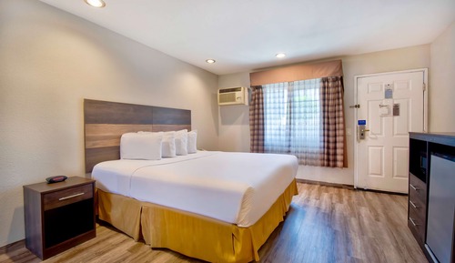 Deluxe Room, 1 King Bed, Non Smoking