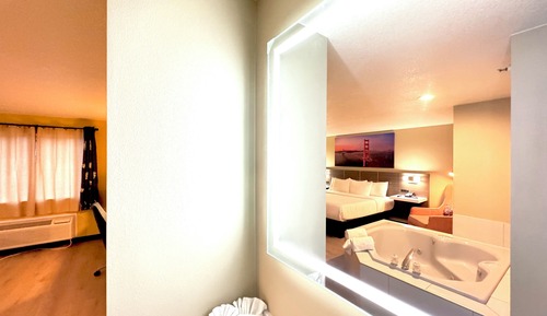 Business Suite, 1 King Bed, Non Smoking, Jetted Tub