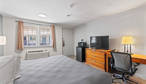 Basic Room, 1 Queen Bed, Smoking