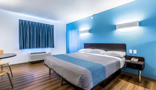 Deluxe Room, 1 King Bed, Non Smoking, Refrigerator & Microwave