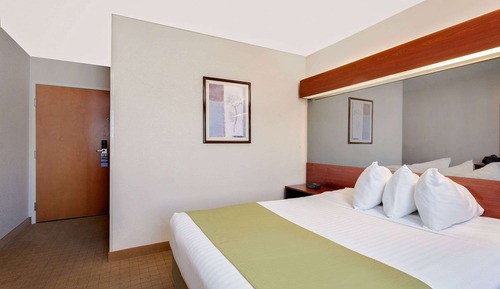 Room, 1 Queen Bed, Accessible, Non Smoking (Mobility/Hearing, Tub w/ Grab Bars)