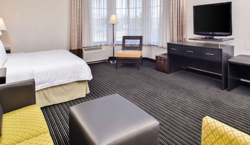 Suite, 1 King Bed, Accessible, Corner