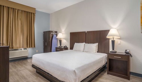 Standard Room, 1 King Bed, Accessible, Jetted Tub