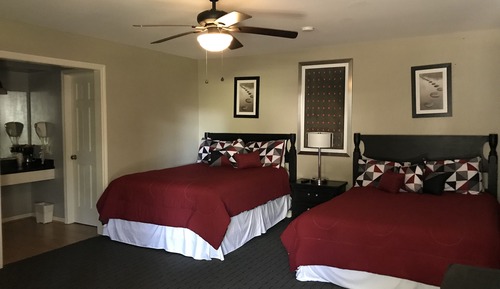  1 Bedroom / 1 Bathroom with 2 Queen Beds