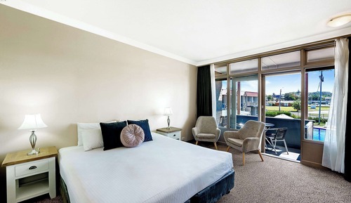 Standard Room, 1 King Bed, Pool View