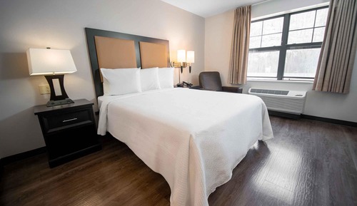 Deluxe Studio, 1 Queen Bed with Sofa bed, Accessible, Non Smoking