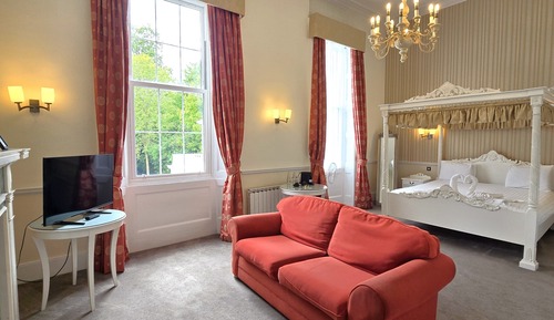 Deluxe Four Poster with Sofa