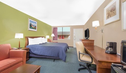 Room, 1 King Bed, Non Smoking, Refrigerator & Microwave