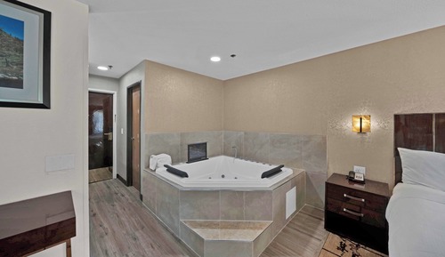Suite, 1 King Bed, Non Smoking, Hot Tub