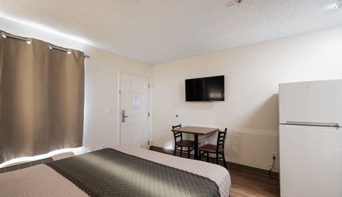 Studio, 1 Queen Bed, Non Smoking (Walk-In Shower)