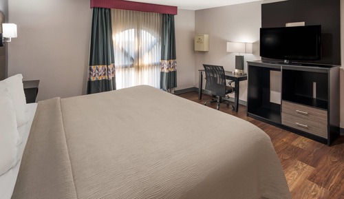 1 King Bed, Suite, Nonsmoking   