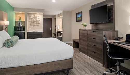 Suite, 1 King Bed, Accessible