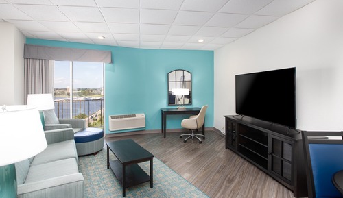 Suite, 1 King Bed (Scenic View)