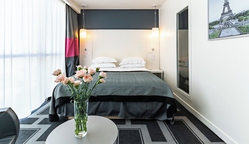 Standard Room, 1 Queen Bed (Bath/Shower Combo)