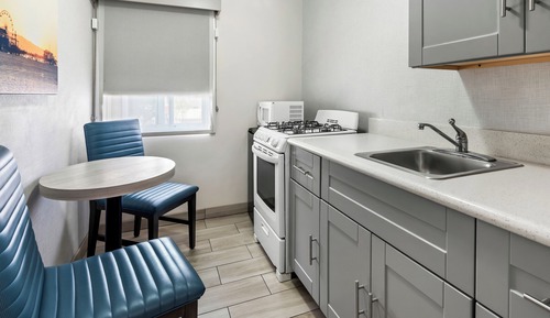 Standard Room, 1 King Bed, Kitchenette, Courtyard Area