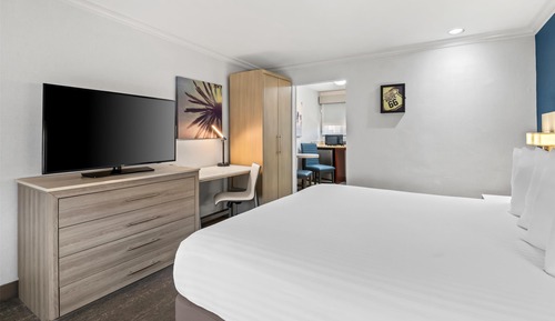 Standard Room, 1 King Bed, Refrigerator & Microwave, Courtyard Area