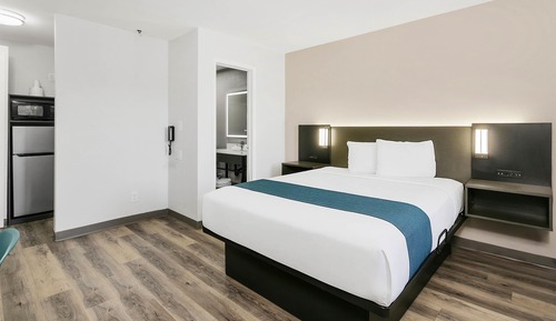 Deluxe Room, 1 Queen Bed, Non Smoking, Refrigerator & Microwave