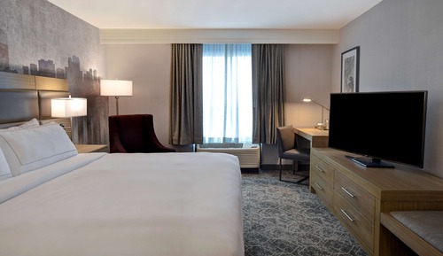 Room, 1 King Bed, Accessible (Roll-In Shower, Mobility & Hearing)