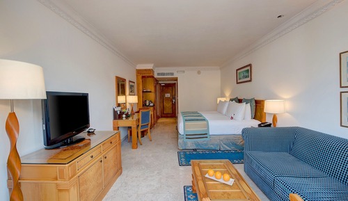 Standard Room, 1 King Bed, Smoking, Garden View