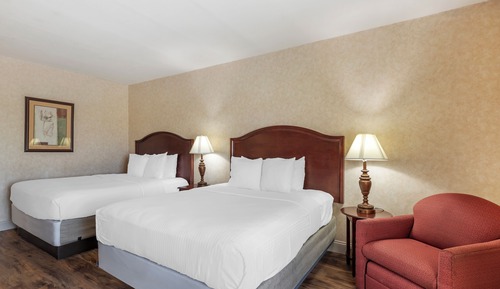 Business Room, 2 Queen Beds, Refrigerator & Microwave, Pool View