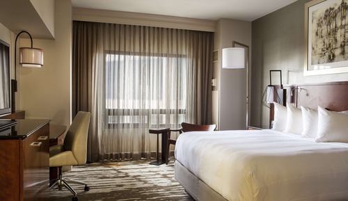1 KING PREMIER CORNER GUESTROOM