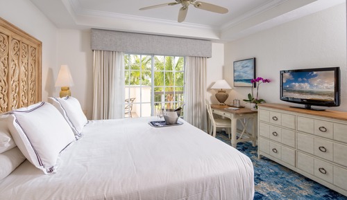 Deluxe Studio, 1 King Bed, Pool View