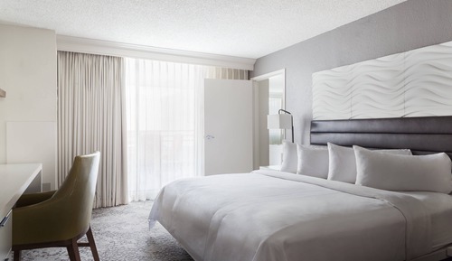 Room, 1 King Bed, Corner