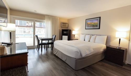 Signature Room, 1 King Bed Ground Floor, Patio (1 king bed nonsmoking)