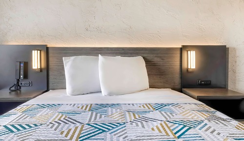Deluxe Room, 1 Queen Bed, Accessible, Non Smoking