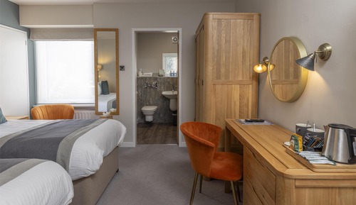 Classic Room, 2 Twin Beds, Non Smoking (Walk-in Shower)