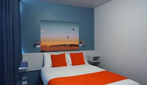 Small Comfort/Compact Room