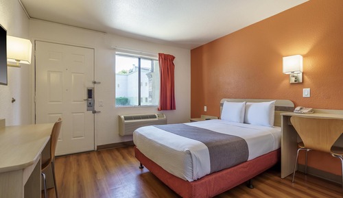 Standard Room, 1 Queen Bed, Non Smoking