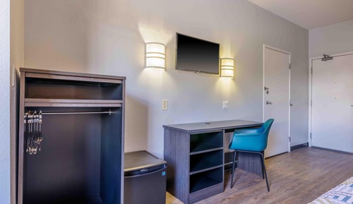 Deluxe Room, 1 Queen Bed, Non Smoking, Refrigerator