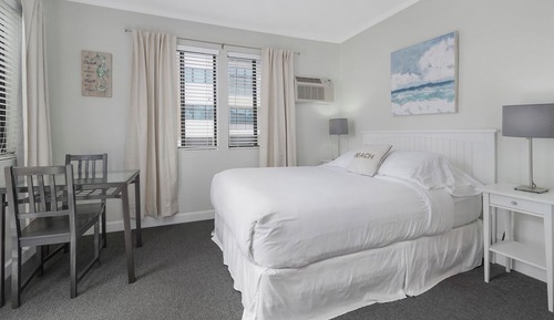 Standard Studio, 1 Queen Bed, Pool View