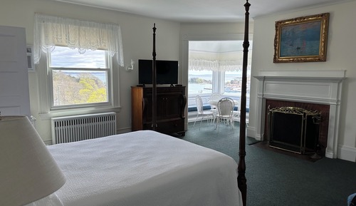 Harbor House, Queen Bed, Waterview