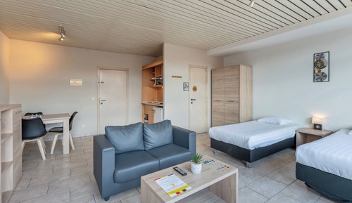 Studio, 3 Twin Beds