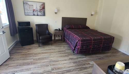 Room, 1 Queen Bed, Refrigerator & Microwave