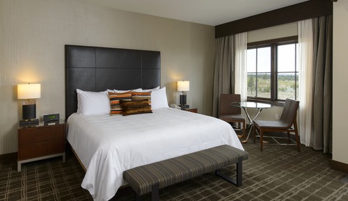 Deluxe Room, 1 King Bed, Resort View, Corner