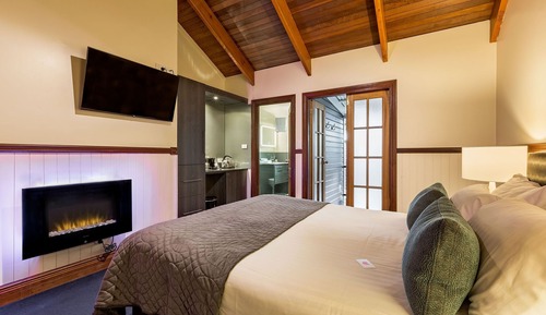 Standard Room, Balcony (Shiraz Queen Spa)