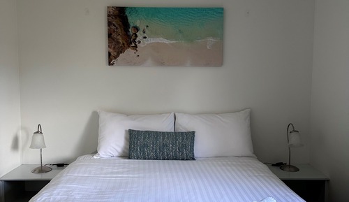 Deluxe Cabin, 2 Bedrooms, Kitchenette, Courtyard View (Deluxe Ensuite Cabin)