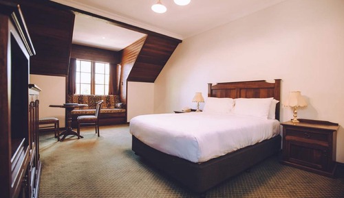 Queen Pub Room (Room above pub)