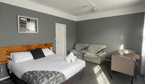 Basic Room, 1 Queen Bed, Non Smoking, Refrigerator & Microwave