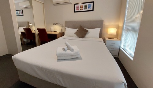 Standard Queen Room With Shared Bathroom