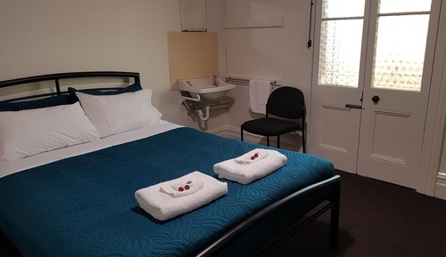 Basic Room, Non Smoking, Shared Bathroom (Queen Room)