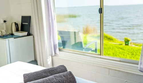 Double Waterfront Room x 4 Air Con queen bed 